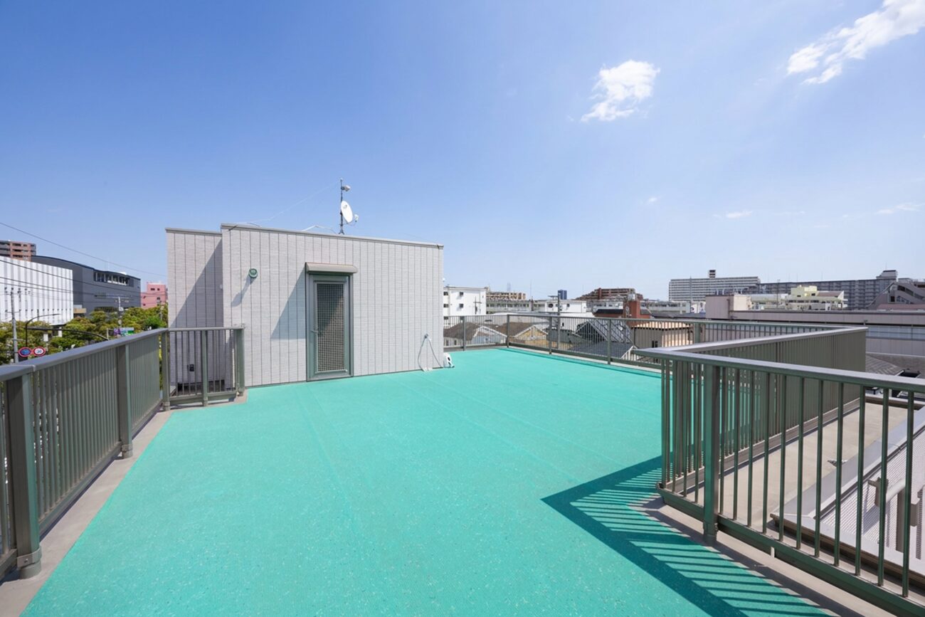 大型犬を含め、ワンちゃんたちが伸び伸びと過ごせるスペースを屋上にも設けています。